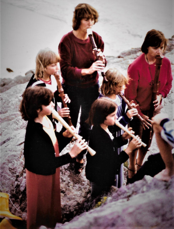 Familie am Flötenspiel